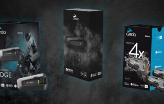 Kolme kypäräpuhelinpakkausta: Cardo Packtalk Pro, Packtalk Edge ja Freecom 4X